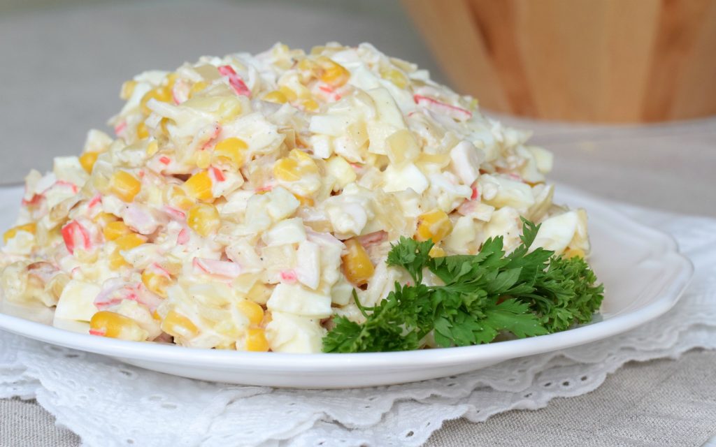Салат с кукурузой и крабовыми палочками и курицей рецепт с Салат с кукурузой и крабовыми палочками и курицей рецепт с