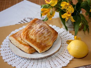 Булочки слоеные с копчеными колбасками