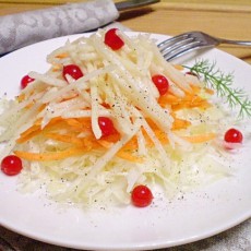 Витаминный салат с клюквой и овощами
