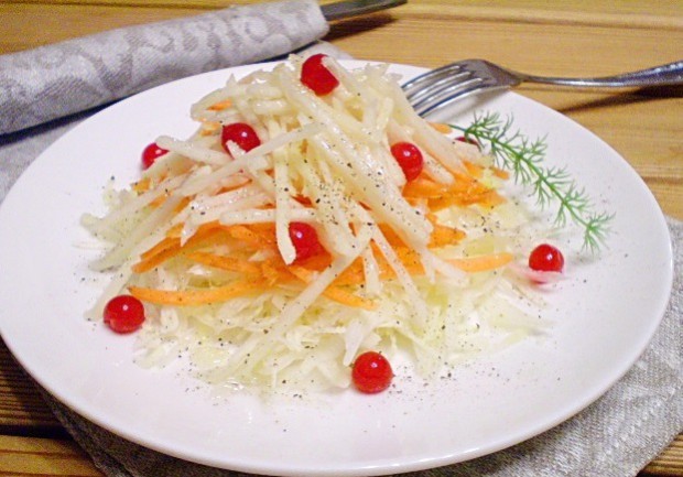 Витаминный салат с клюквой и овощами