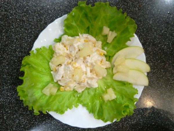 Куриный салат с ананасом, яблоками и кукурузой