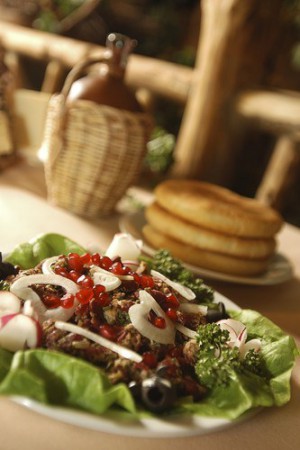 Салат из мяса с луком и зернами граната