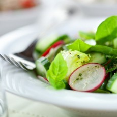Классический французский салат из крапивы