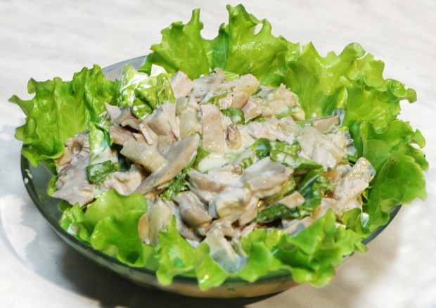 Английский салат с курицей и грибами