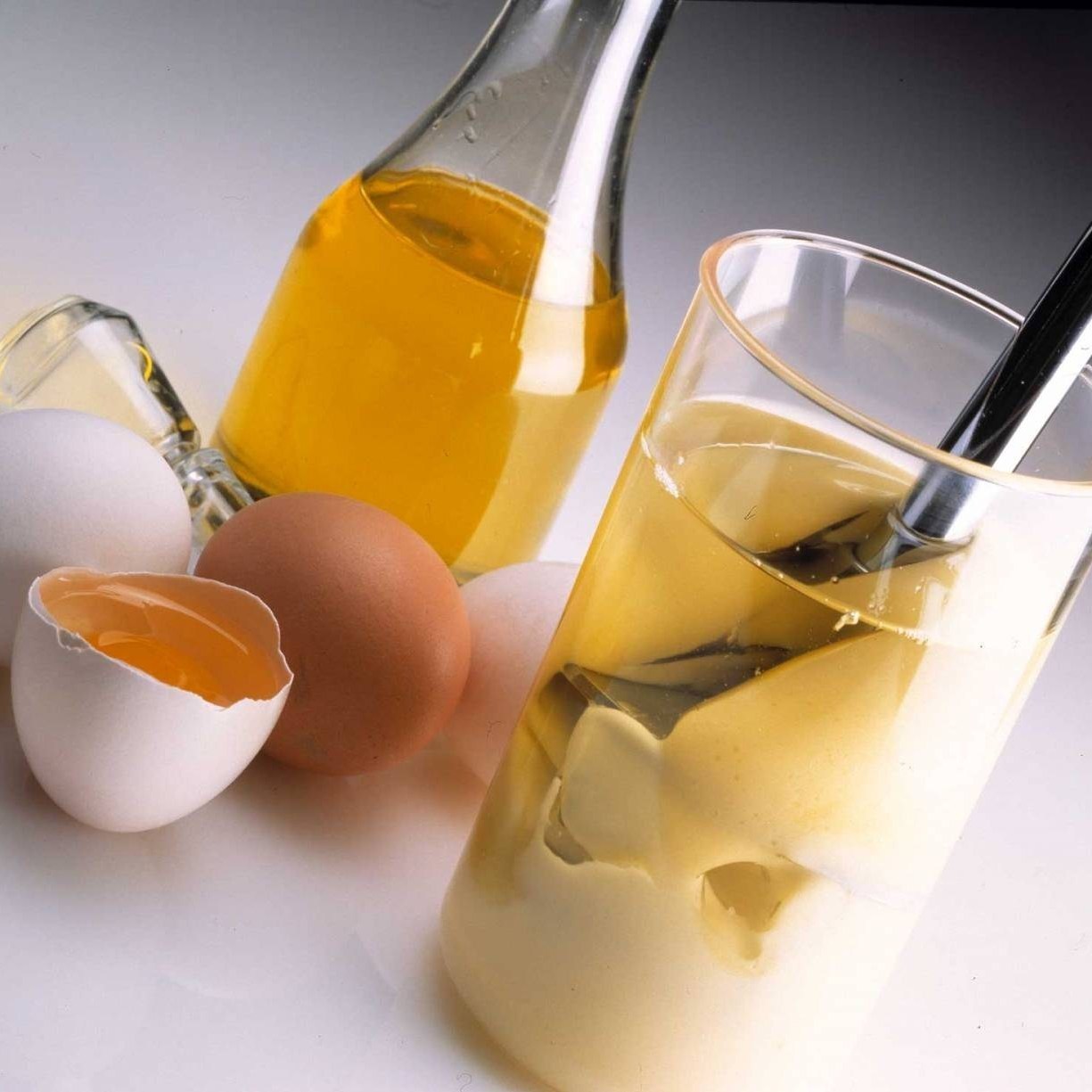 Белковое масло. Оливковое масло и яйца. Яйца масло. Оливковое масло, мед и яйцо. Мед масло яйца.