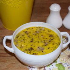 Гороховый суп с сыром и салом