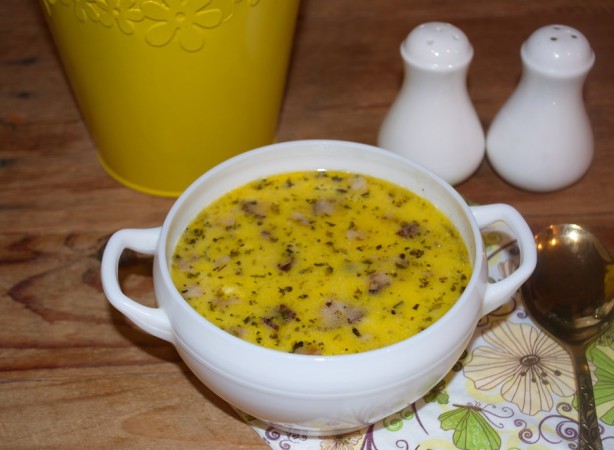 Гороховый суп с сыром и салом