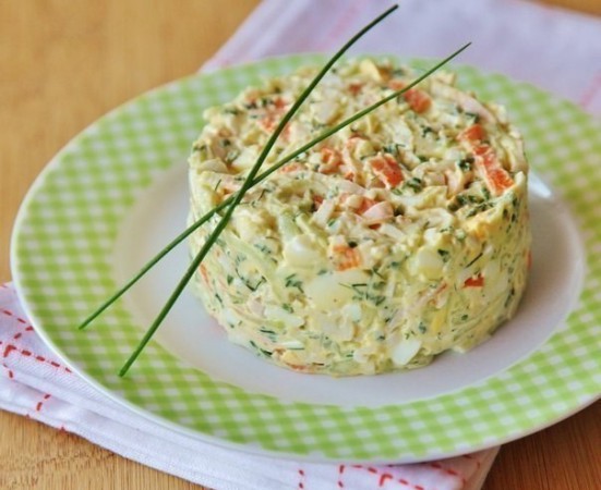 Крабовый салат с огурцом и зеленым луком