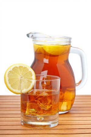 Холодный чай со специями и лимоном