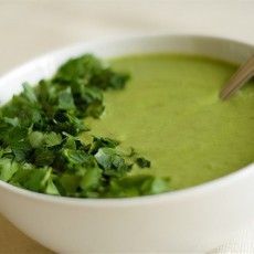 Суп-крем из шпината и щавеля с авокадо
