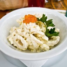 Салат из кальмаров с сыром и грецкими орехами