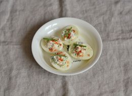 Яйца, фаршированные крабовым салатом