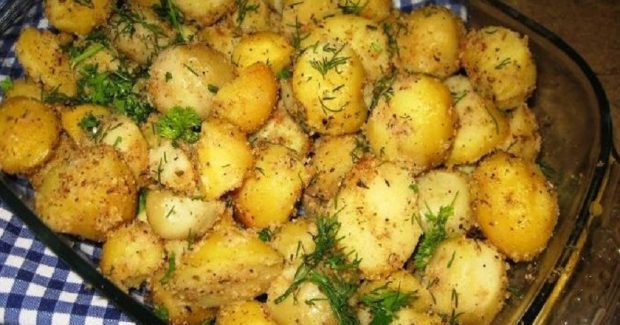 Картофель, запеченный с чесноком в сухарях