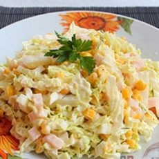 Салат с капустой, кукурузой и ветчиной