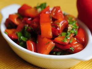 Салат из жаренного сладкого красного перца