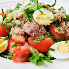 Салат с черри перепелиными яйцами и курицей