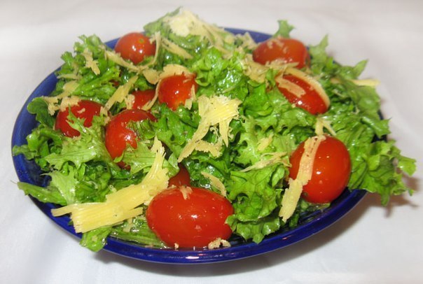 Салат с помидорами и сыром
