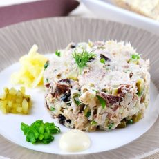 Рыбный салат с копченой скумбрией и солеными огурцами