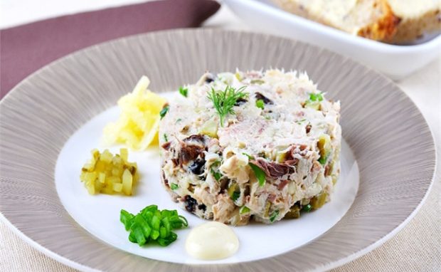 Рыбный салат с копченой скумбрией и солеными огурцами
