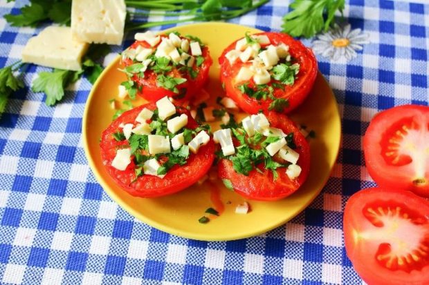 Жареные помидоры с чесноком и сыром