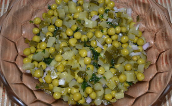 Салат с зеленым горошком и солеными огурцами