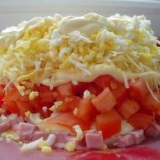 Салат с ветчиной, сыром и помидорами