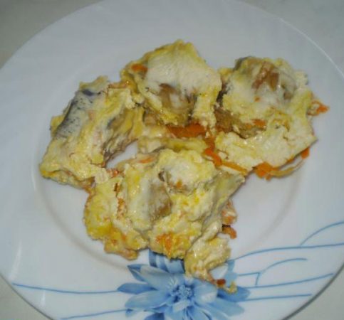 Минтай с луком и морковью, тушеный в сметане