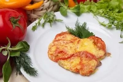 Куриное филе, запеченное с сыром и помидорами